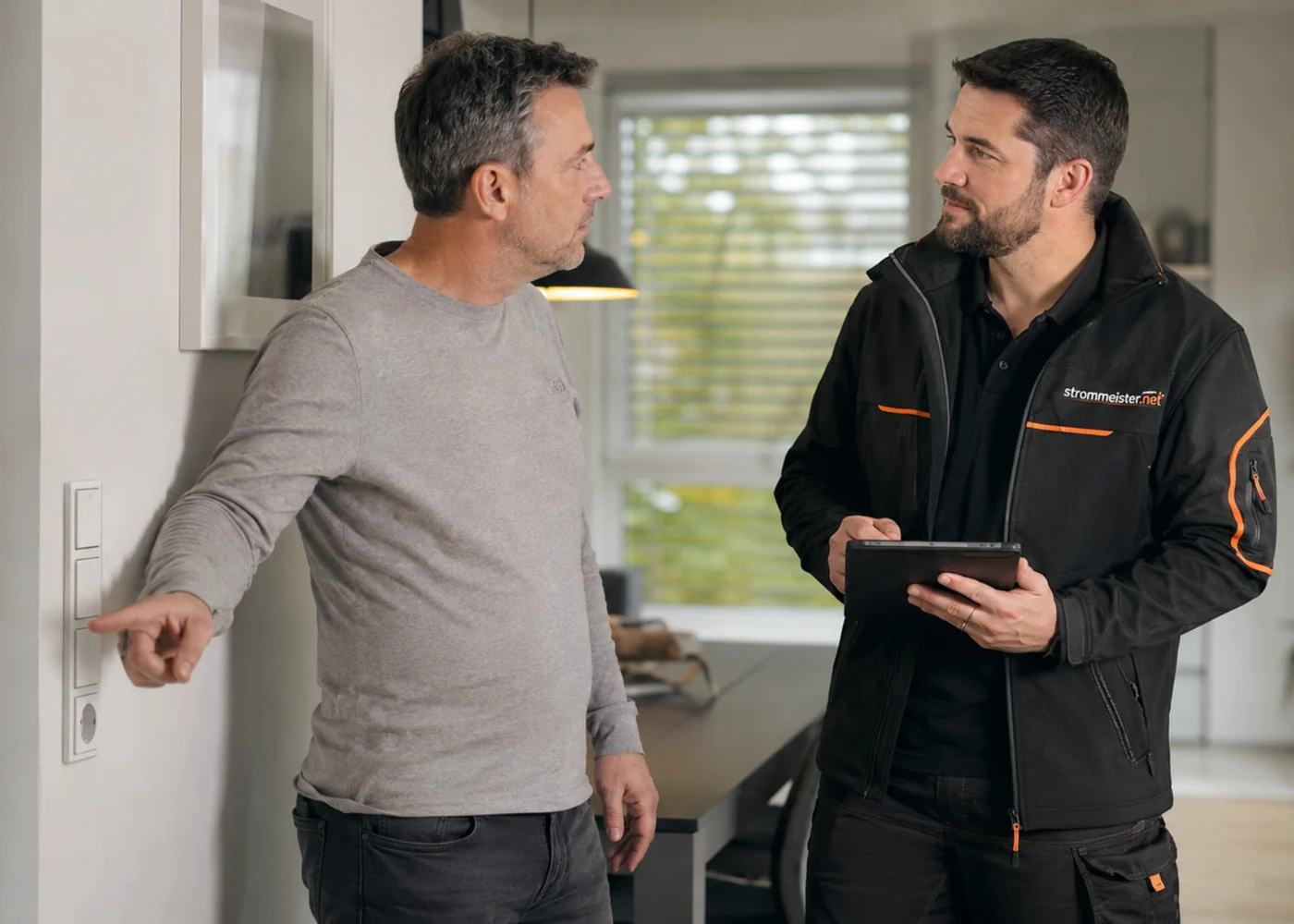 Strommeister.net Beratung mit Tablet beim Kunden