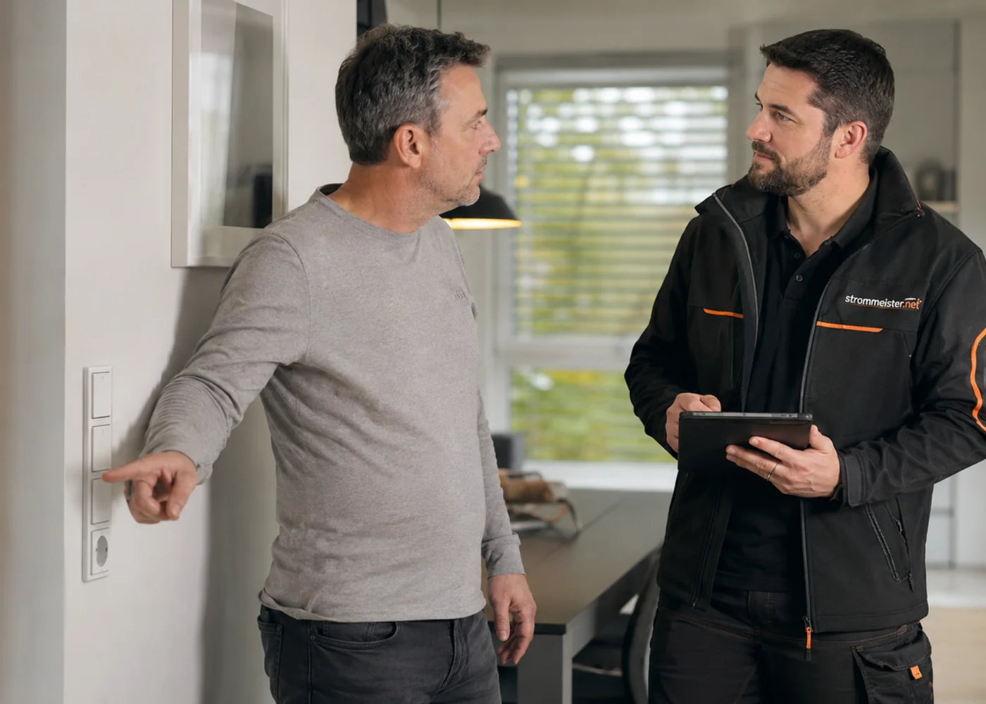 Kunde zeigt einem Strommeister.net Elektriker eine Steckdose und beschreibt das Problem